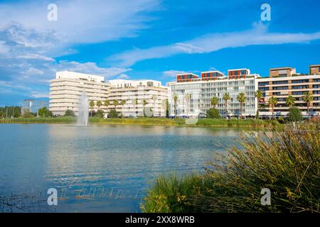 Francia, Herault, Montpellier, quartiere di Port Marianne, edifici di fronte al bacino di Jacques Coeur Foto Stock