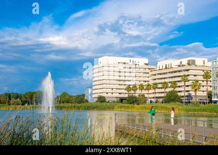 Francia, Herault, Montpellier, quartiere di Port Marianne, edifici di fronte al bacino di Jacques Coeur Foto Stock