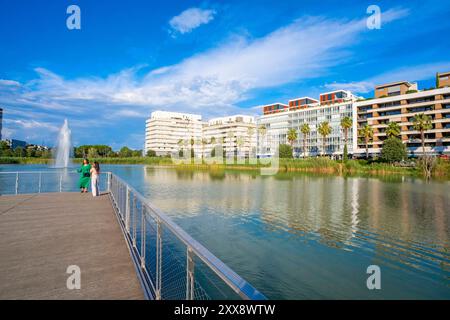 Francia, Herault, Montpellier, quartiere di Port Marianne, edifici di fronte al bacino di Jacques Coeur Foto Stock