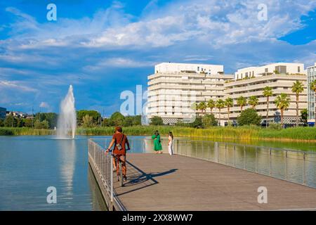 Francia, Herault, Montpellier, quartiere di Port Marianne, edifici di fronte al bacino di Jacques Coeur Foto Stock