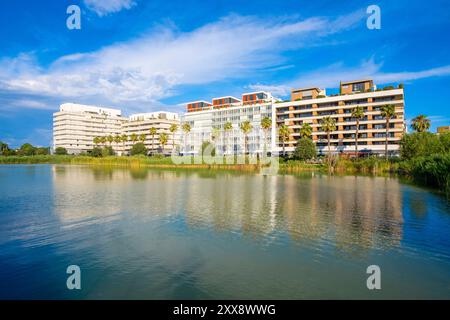 Francia, Herault, Montpellier, quartiere di Port Marianne, edifici di fronte al bacino di Jacques Coeur Foto Stock