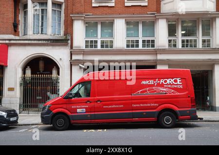 LONDRA, Regno Unito - 15 LUGLIO 2019: Consegna pacchi Parcelforce van Volkswagen Crafter a Londra, Regno Unito. Parcelforce fa parte del gruppo Royal Mail. Foto Stock