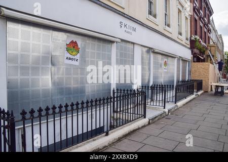 Londra, Inghilterra, Regno Unito. 23 agosto 2024. I negozi sono saliti davanti al Carnevale di Notting Hill, che si svolge il 25 e 26 agosto. (Credit Image: © Vuk Valcic/ZUMA Press Wire) SOLO PER USO EDITORIALE! Non per USO commerciale! Foto Stock