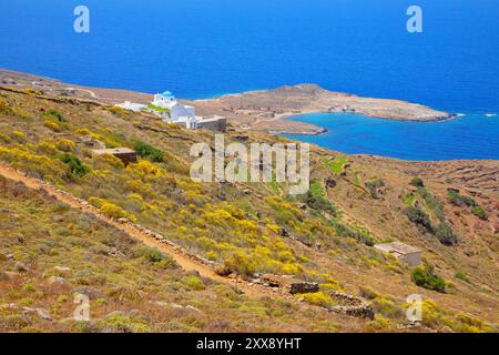 Grecia, isole Cicladi, isola di Serifos, chiesa di Panagia Skopiani che si affaccia sulla baia di Platis Gialos Foto Stock