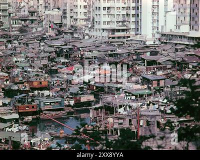 Vista delle barche nel porto di Aberdeen, Hong Kong 1984 Foto Stock