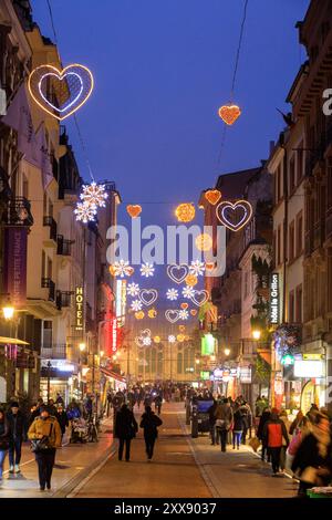 Francia, Bas Rhin, Strasburgo, rue du Maire Kuss, decorazione natalizia di Blachere Illumination Foto Stock