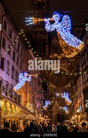 Francia, Bas Rhin, Strasburgo, rue Merciere, Cattedrale di Notre Dame de Strasbourg, decorazione natalizia di Blachere Illumination Foto Stock