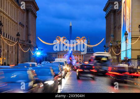 Francia, Parigi, rue Royale, decorazione natalizia di Blachere Illumination, obelisco Luxor e Place de la Concorde sullo sfondo Foto Stock