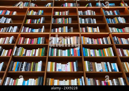 SEOUL, COREA DEL SUD - 7 APRILE 2023: Scaffali dei libri nella biblioteca Starfield nel centro commerciale Starfield COEX nel quartiere Gangnam di Seoul. Foto Stock