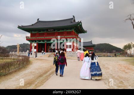 GYEONGJU, COREA DEL SUD - 26 MARZO 2023: I turisti in abiti tradizionali hanbok visitano i siti storici di Gyeongju, Corea del Sud. Il baco da seta era un importano Foto Stock