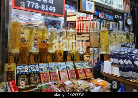 SEOUL, COREA DEL SUD - 6 APRILE 2023: Vasetti di radice di ginseng della medicina coreana al mercato di Namdaemun nel distretto di Jung a Seoul, Corea del Sud. Foto Stock
