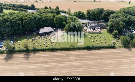 Gente che fa la fila all'aperto del nuovo pub di Jeremy Clarkson, il Farmer's Dog, ad Asthall, vicino a Burford nell'Oxfordshire. Data foto: Venerdì 23 agosto 2024. Foto Stock