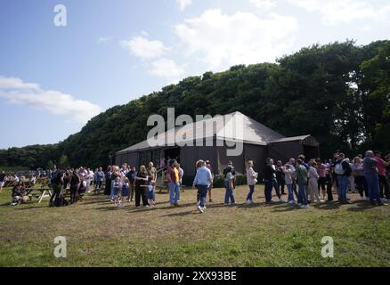 Gente che fa la fila all'aperto del nuovo pub di Jeremy Clarkson, il Farmer's Dog, ad Asthall, vicino a Burford nell'Oxfordshire. Data foto: Venerdì 23 agosto 2024. Foto Stock