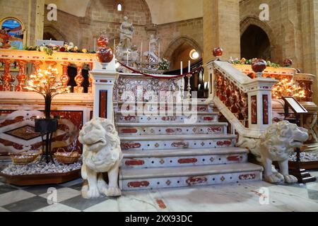 ALGHERO, ITALIA - 29 MAGGIO 2023: Interno della Cattedrale di Santa Maria Immacolata nella città di Alghero, isola Sardegna, Italia. Nome italiano: Duomo di Algh Foto Stock