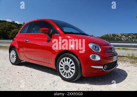 SARDEGNA, ITALIA - 27 MAGGIO 2023: Fiat 500 Dolcevita, piccola berlina italiana parcheggiata accanto alla famosa strada panoramica SS125 Orientale Sarda. Foto Stock