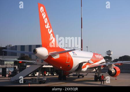 VENEZIA, ITALIA - 22 MAGGIO 2023: Aereo low cost Airbus A320 per passeggeri presso l'aeroporto Marco Polo di Venezia in Italia. E' una grande internazione Foto Stock