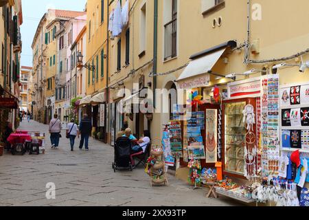 ALGHERO, ITALIA - 29 MAGGIO 2023: Le persone visitano il centro storico in condizioni di pioggia Alghero città in Sardegna isola, Italia. Foto Stock