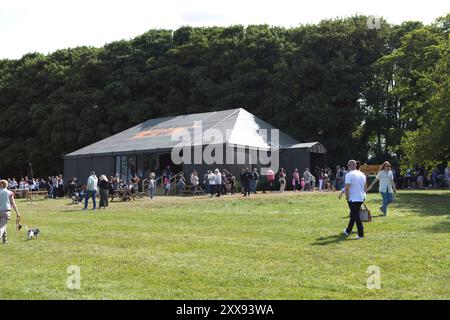 Il pub Farmer's Dog, l'ultima impresa di Jeremy Clarkson, aprì a mezzogiorno ad Asthall, Oxfordshire, il 23 agosto 2024 a mezzogiorno Foto Stock