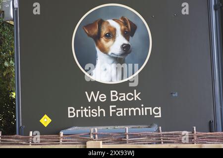 Il pub Farmer's Dog, l'ultima impresa di Jeremy Clarkson, aprì a mezzogiorno ad Asthall, Oxfordshire, il 23 agosto 2024 a mezzogiorno Foto Stock