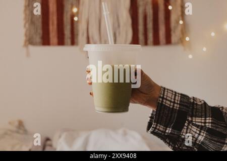 persone che tengono una tazza di latte matcha Foto Stock