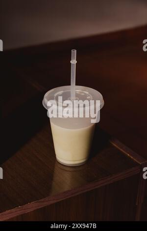 pulire la tazza matcha con la cannuccia Foto Stock
