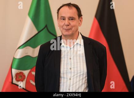 Duesseldorf, Germania. 23 agosto 2024. L'artista Jacques Tilly ascolta il discorso di elogio prima di ricevere l'ordine al merito dello Stato della Renania settentrionale-Vestfalia. Il noto costruttore di carri di carnevale di Düsseldorf Jacques Tilly è uno degli undici nuovi beneficiari dell'ordine al merito dello Stato della Renania settentrionale-Vestfalia. Crediti: Oliver Berg/dpa/Alamy Live News Foto Stock