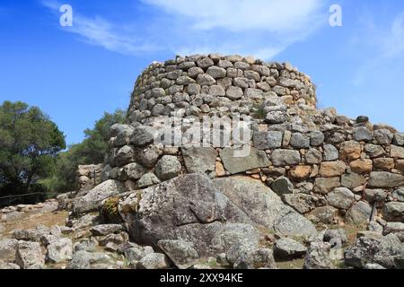 Nuraghe la Prisgiona vicino ad Arzachena in Sardegna. Complesso di monumenti nuragici dell'antica civiltà neolitica in Sardegna, Italia. Foto Stock