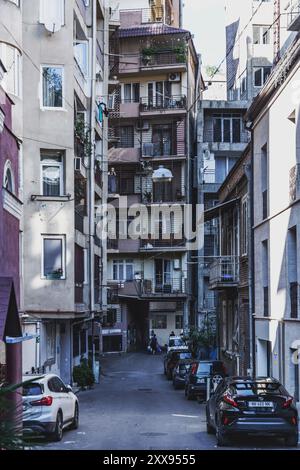 Tbilisi, Georgia - 14 agosto 2024: Vista sulla strada e architettura tradizionale a Tbilisi, la capitale della Georgia. Foto Stock