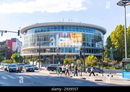 Tbilisi, Georgia - 14 agosto 2024: Dettagli architettonici in stile modernista e sovietico provenienti da un edificio di Tbilisi, Georgia. Musica e teatro di Stato Foto Stock