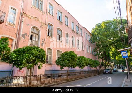 Tbilisi, Georgia - 14 agosto 2024: Vista sulla strada e architettura tradizionale a Tbilisi, la capitale della Georgia. Foto Stock