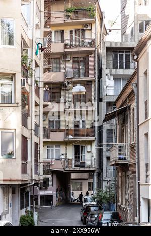 Tbilisi, Georgia - 14 agosto 2024: Vista sulla strada e architettura tradizionale a Tbilisi, la capitale della Georgia. Foto Stock