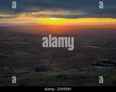 Tramonto da Brats Tor sul nord del Devon, Brent Tor in lontananza, Dartmoor Regno Unito Foto Stock