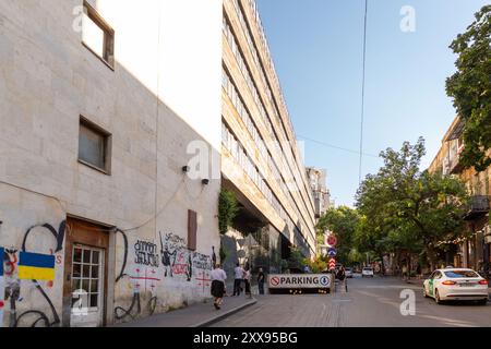 Tbilisi, Georgia - 14 agosto 2024: Vista sulla strada e architettura tradizionale a Tbilisi, la capitale della Georgia. Foto Stock