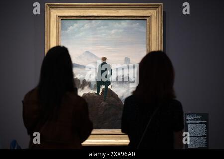 Dresda, Germania. 23 agosto 2024. Partecipanti a un tour stampa presso lo stand dell'Albertinum di fronte alla mostra "Caspar David Friedrich". Dove tutto ebbe inizio, davanti al dipinto "il viandante sopra il mare della nebbia" di Caspar David Friedrich. La mostra dell'anniversario in due sedi mostra 45 delle sue opere principali nell'Albertinum e circa 150 opere con disegni e schizzi nel Kupferstich-Kabinett. Credito: Sebastian Kahnert/dpa - ATTENZIONE: Per uso editoriale solo in relazione alla presentazione di questa mostra, nessun estratto!/dpa/Alamy Live News Foto Stock