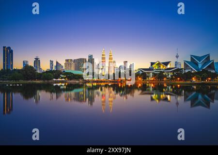 Skyline del territorio federale di Kuala Lumpur vicino al lago Titiwangsa in Malesia Foto Stock