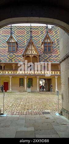 BEAUNE, FRANCIA - 31 OTTOBRE 2023: Questo è l'ingresso al cortile dell'Hotel Dieu, un ospedale medievale, uno dei capolavori della Borgogna Foto Stock
