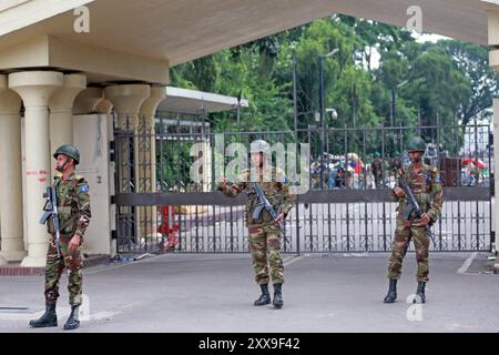 Il personale militare è di guardia davanti all'Ufficio del primo Ministro a Dacca, Bangladesh, 6 agosto 2024. Foto Stock