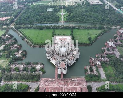 Centinaia di persone giubilanti nel complesso Jatiya Sangsad Bhaban un giorno dopo che lo sceicco Hasina si dimise e lasciò il paese, Dhaka, Bangladesh, 6 agosto Foto Stock