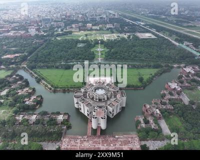 Centinaia di persone giubilanti nel complesso Jatiya Sangsad Bhaban un giorno dopo che lo sceicco Hasina si dimise e lasciò il paese, Dhaka, Bangladesh, 6 agosto Foto Stock