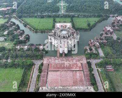 Centinaia di persone giubilanti nel complesso Jatiya Sangsad Bhaban un giorno dopo che lo sceicco Hasina si dimise e lasciò il paese, Dhaka, Bangladesh, 6 agosto Foto Stock