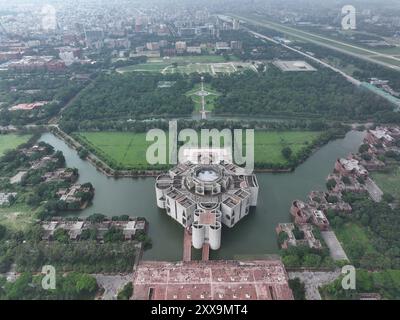 Centinaia di persone giubilanti nel complesso Jatiya Sangsad Bhaban un giorno dopo che lo sceicco Hasina si dimise e lasciò il paese, Dhaka, Bangladesh, 6 agosto Foto Stock