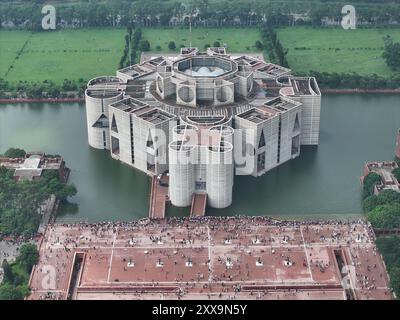 Centinaia di persone giubilanti nel complesso Jatiya Sangsad Bhaban un giorno dopo che lo sceicco Hasina si dimise e lasciò il paese, Dhaka, Bangladesh, 6 agosto Foto Stock