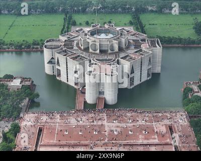 Centinaia di persone giubilanti nel complesso Jatiya Sangsad Bhaban un giorno dopo che lo sceicco Hasina si dimise e lasciò il paese, Dhaka, Bangladesh, 6 agosto Foto Stock