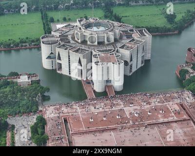 Centinaia di persone giubilanti nel complesso Jatiya Sangsad Bhaban un giorno dopo che lo sceicco Hasina si dimise e lasciò il paese, Dhaka, Bangladesh, 6 agosto Foto Stock