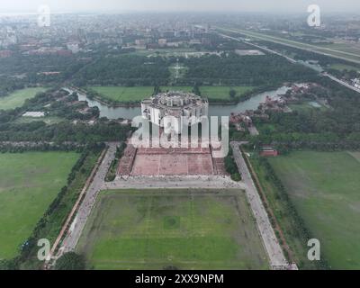 Centinaia di persone giubilanti nel complesso Jatiya Sangsad Bhaban un giorno dopo che lo sceicco Hasina si dimise e lasciò il paese, Dhaka, Bangladesh, 6 agosto Foto Stock