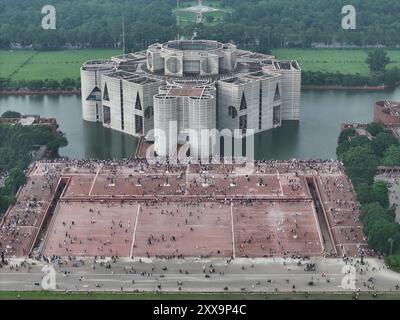 Centinaia di persone giubilanti nel complesso Jatiya Sangsad Bhaban un giorno dopo che lo sceicco Hasina si dimise e lasciò il paese, Dhaka, Bangladesh, 6 agosto Foto Stock