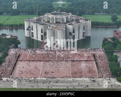 Centinaia di persone giubilanti nel complesso Jatiya Sangsad Bhaban un giorno dopo che lo sceicco Hasina si dimise e lasciò il paese, Dhaka, Bangladesh, 6 agosto Foto Stock