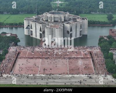 Centinaia di persone giubilanti nel complesso Jatiya Sangsad Bhaban un giorno dopo che lo sceicco Hasina si dimise e lasciò il paese, Dhaka, Bangladesh, 6 agosto Foto Stock