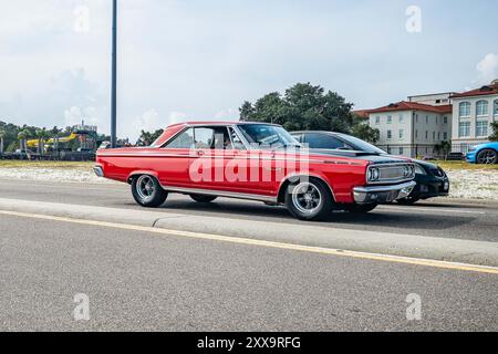 Gulfport, MS - 5 ottobre 2023: Vista grandangolare dell'angolo anteriore di un tetto rigido Dodge Coronet 500 a 2 porte del 1965 in una mostra automobilistica locale. Foto Stock