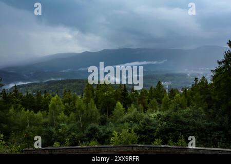 Panorama dei monti Sudeti, visto dal punto panoramico di Zakret Smierci a Szklarska Poreba, Polonia. Foresta verde, giorno di pioggia, nebbia nelle valli. Foto Stock